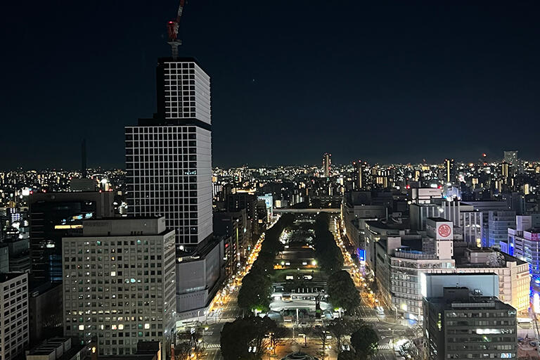宿泊者限定の特典として、深夜にエレベーターで地上90mの展望台へ。名古屋の夜景をひとり占め