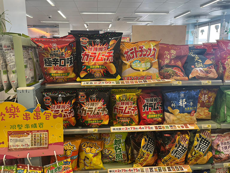 セブンイレブンへ行ったら日本のお菓子がいっぱい売っています