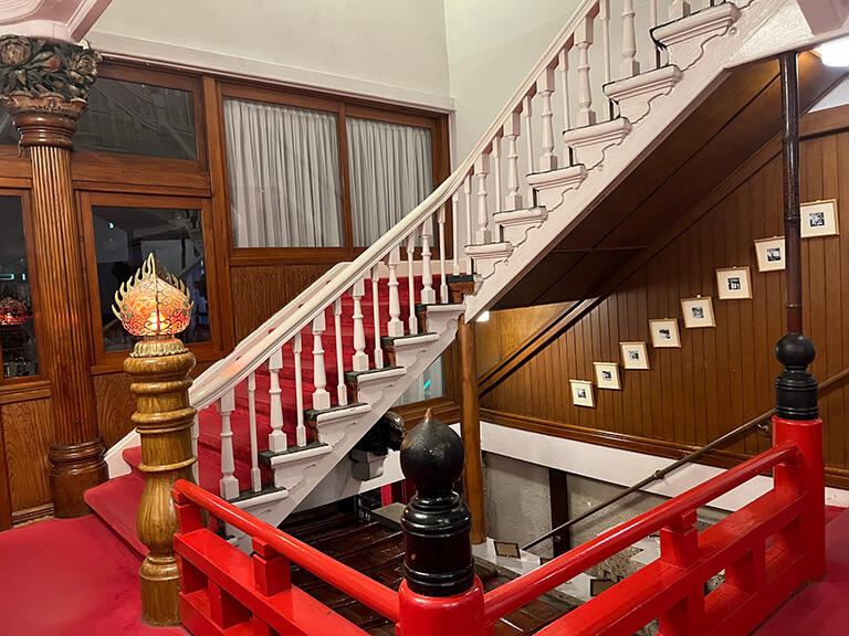 赤い絨毯が敷かれている本館の階段
