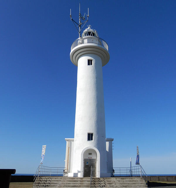 鮫角灯台の高さは22.73m。1938（昭和13）年に竣工した。八戸市のサイトによれば、春から秋の土日・祝日には灯台が一般に開放されている