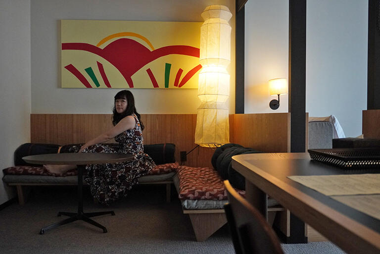 「Ace Hotel Kyoto」でくつろぐ著者