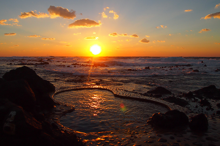 宿泊者限定の時間帯で運が良ければ、日本海に沈む夕陽を見られる（写真提供：黄金崎不老ふ死温泉）