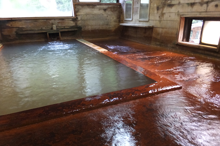湯船からあふれた源泉がザーザーと床を流れる「温泉の大洪水」	