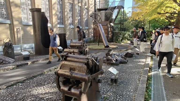 復興記念館の横には、関東大震災の火災によって溶けた建物や車両の一部などが屋外展示してある（撮影：宮田太郎）