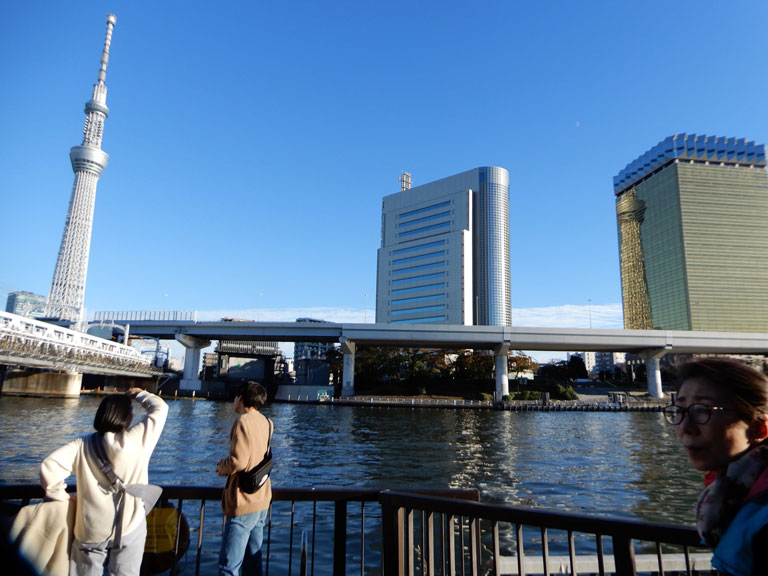 左側の東京スカイツリーが右側のアサヒグループ本社ビルの側面に映っている。これがいわゆる
