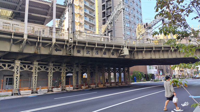 隅田川橋梁で川を渡った東武スカイツリーラインは、道路を越え、駅ビル2階のホームへ（撮影：宮田太郎）