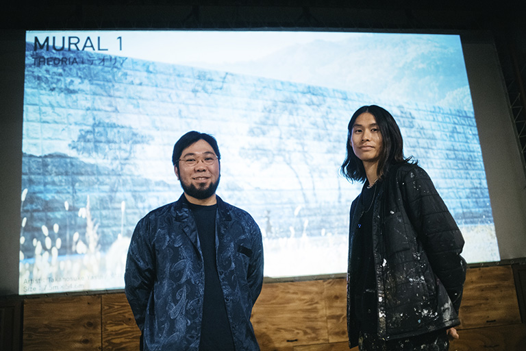 左が海岸線の美術館 館長の髙橋窓太郎さん、右が壁画制作アーティストの安井鷹之介さん
