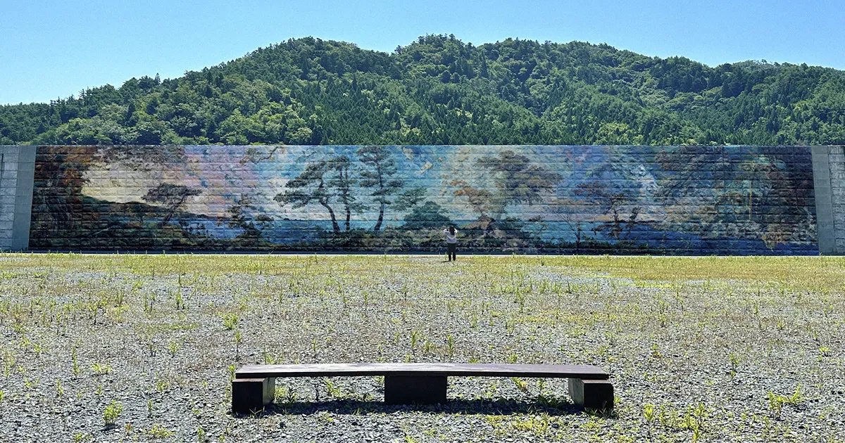 町の人と共につくる「海岸線の美術館」。宮城・雄勝町の防潮堤を資産に変える