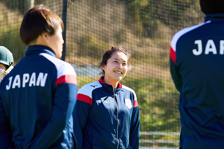 コーチや日本代表選手と談笑する小田恵里花選手