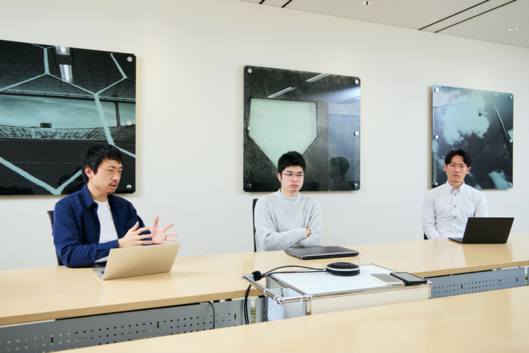 写真向かって左から、データスタジアム株式会社の山田隼哉さん、佐藤優太さん、河野岳志さん