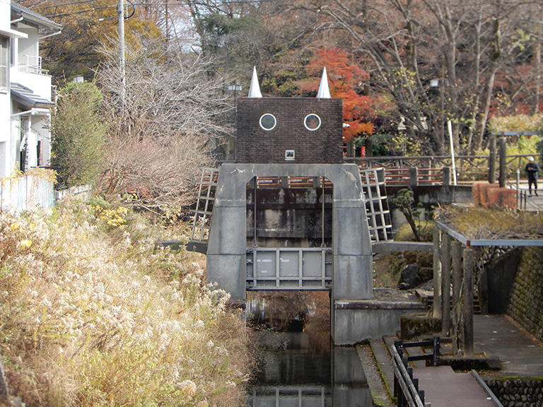 「ロボット水門」という通称がぴったりの忠節用水分水樋門。1933（昭和8）年の竣工時から、三角の