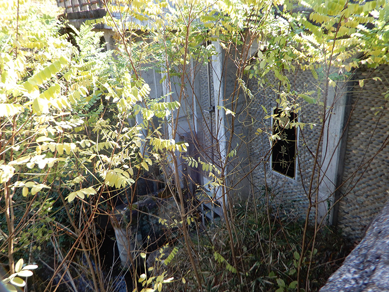 ロボット水門の近くにある第二樋門。壁は玉石張りで、川原石が埋め込まれている
