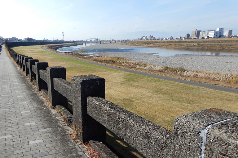 長良川の雄大な眺め。中央ずっと奥に忠節橋らしきアーチが見える。がんばれ、自分！