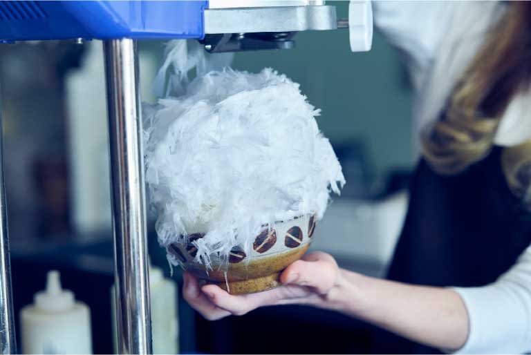「氷舍mamatoko」では、「初雪」という業務用氷削機を使用。温度や湿度などさまざまな条件を考慮したうえで、その日のベストな一杯を作り出している
