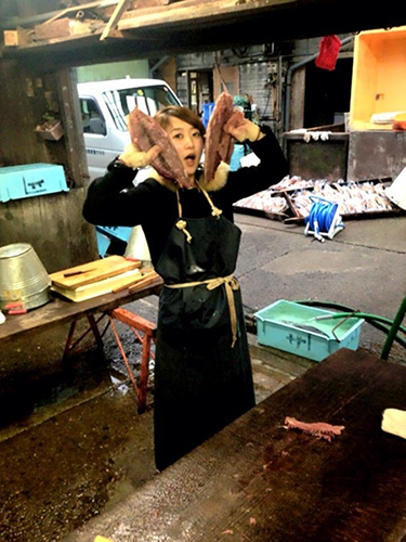 カネサ鰹節商店に訪れた時の永松さん（写真提供：永松真依）