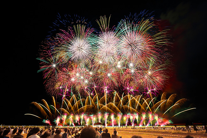 色とりどりの花火が打ち上がる「故郷はひとつ」は、長岡花火の人気プログラム