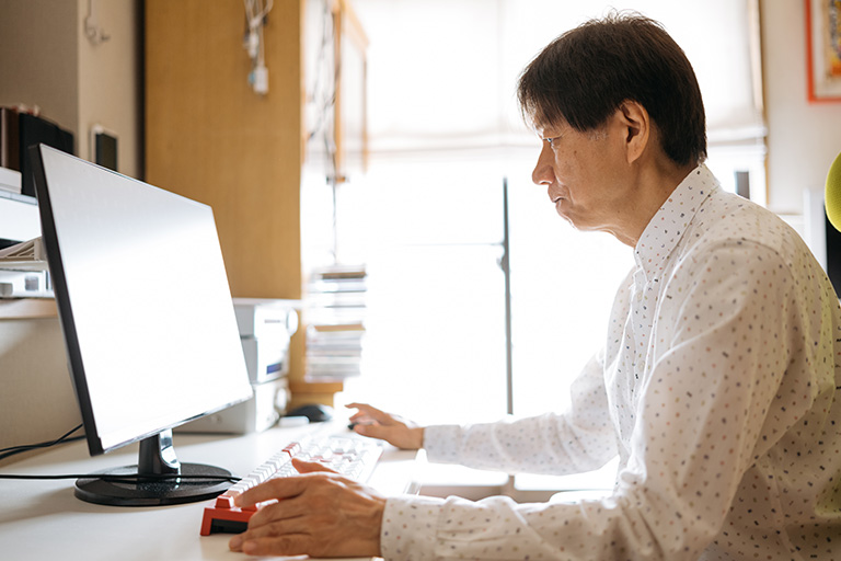 普段の作業風景。有線放送で上方落語を聴きながら翻訳すると、はかどるそうだ
