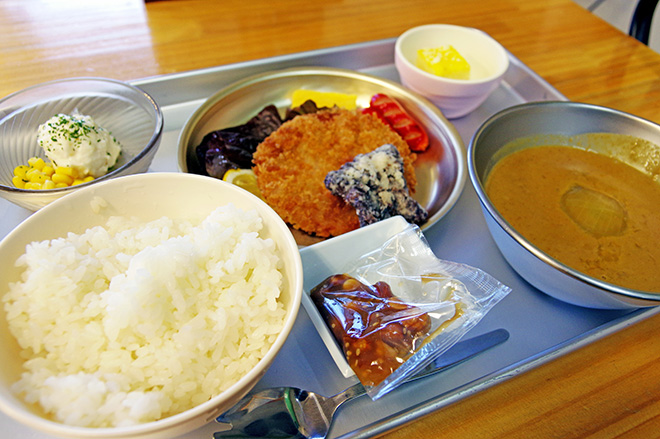 千葉県の学校給食の定番「ピーナッツ味噌」も味わえる。先割れスプーンがなんとも懐かしい