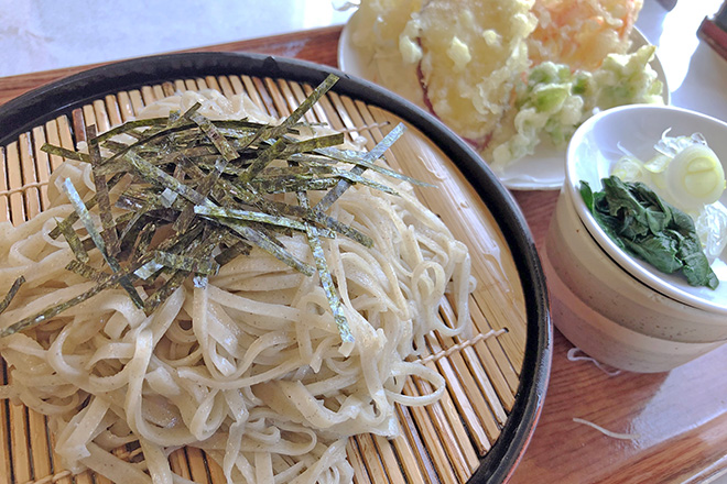 食事処「すきふね」の手打ちそば。季節の野菜の天ぷらも魅力