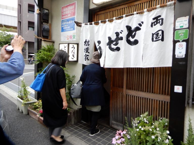 句会の後は、江戸情緒たっぷりの「どぜう」で乾杯！