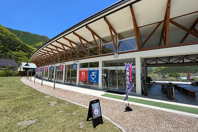 「道の駅 尾瀬かたしな」には尾瀬の山々が遠望できるデッキもあり、のんびりくつろげる