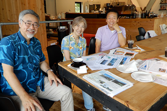 左から篠原啓一さん、三上、宮田太郎さん。3人とも、ニュータウン開発全盛の高度経済成長期に育った「20世紀少年少女」だ