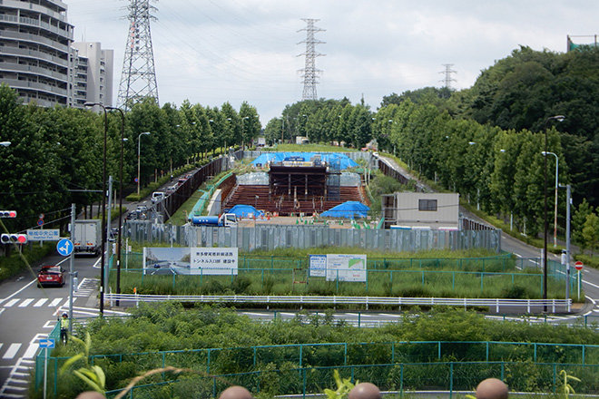 工事が進む南多摩尾根幹線道路のトンネルの入口。湿地の生物への影響を考慮し、当初計画から南側を通るルートに変更された