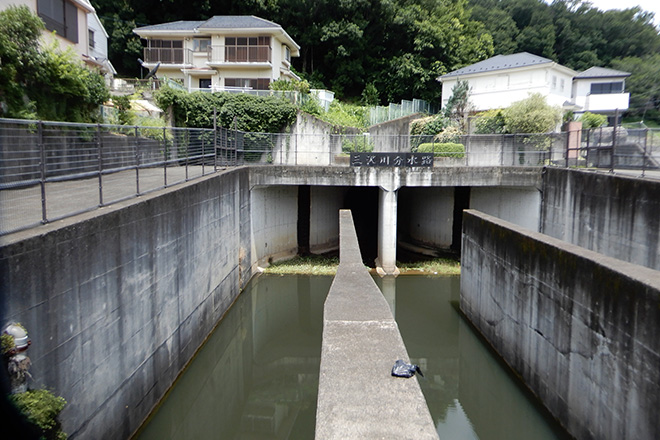 三沢川分水路の取水口。ふだんはわずかの水しか流れていないが、大雨のときは三沢川の水を多摩川へ流し、多摩ニュータウンを洪水から守る