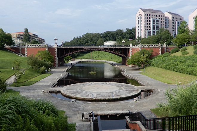 長池見附橋の全景。広々とした公園の池に架橋されているので、橋の美しさがよく見える