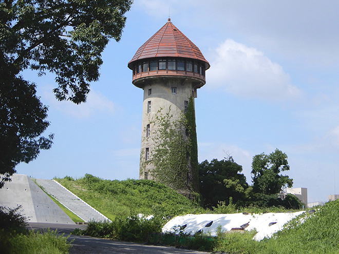 赤い三角屋根とツタの絡まる様子がメルヘンチックな「東山給水塔」