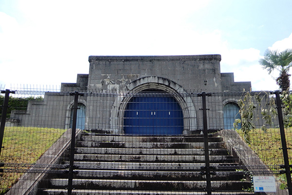 「東山配水場5号配水池」の入口。ここから水道管を通って各家庭へ水が運ばれていく