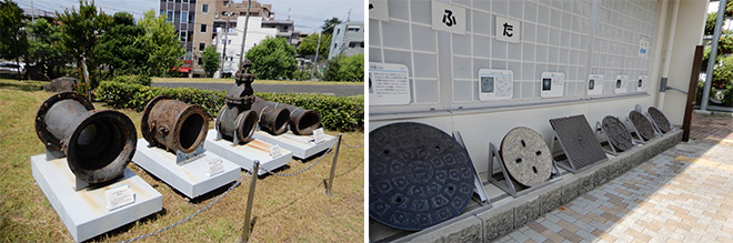 「水の歴史資料館」の敷地内に、古い水道鉄管（左）や下水道マンホールの蓋が展示されている