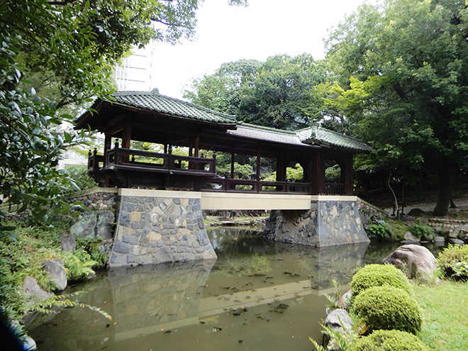 白雲橋。屋根は両側が緑釉瓦葺きで、中央が銅板葺き