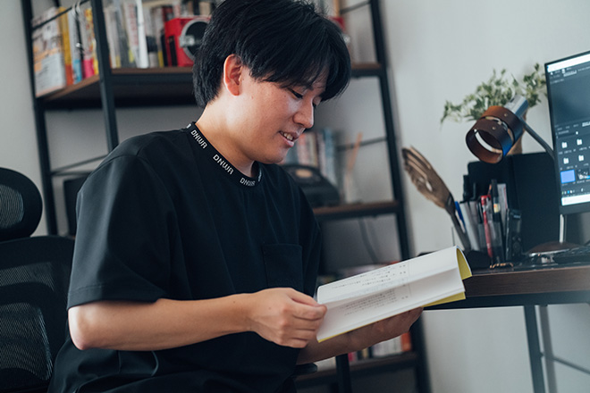台本をめくる西井さん