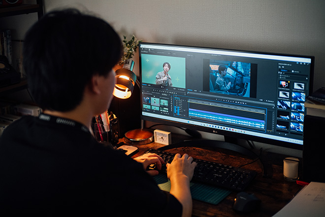 動画を編集する西井さん