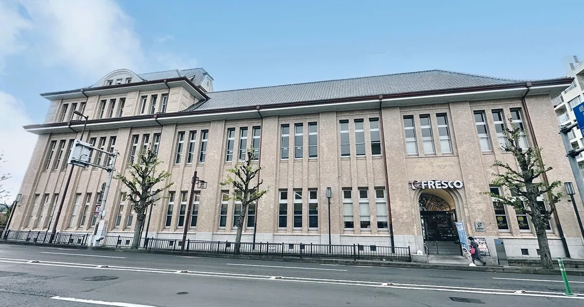 歴史的建築物も地元食も味わえる！ 鴨川のほとりのランドマーク的ご当地スーパー「フレスコ河原町丸...