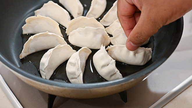 餃子を丸く並べる