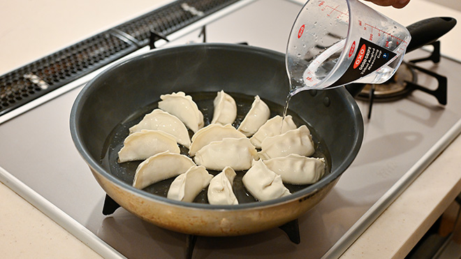 お湯を回し入れる
