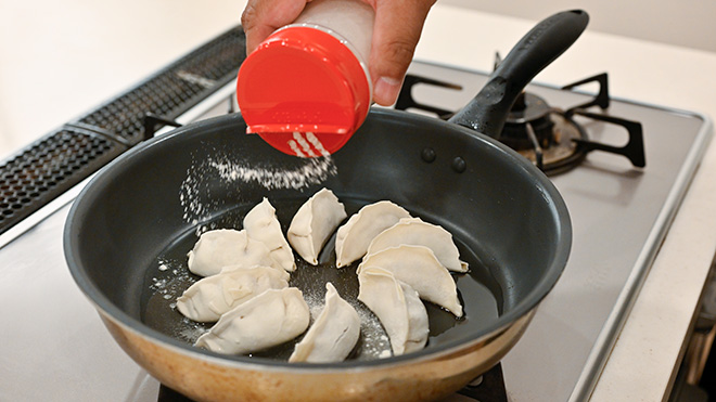 餃子の上に小麦粉を振りかける