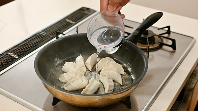小麦粉を洗い流すように、お湯を入れる