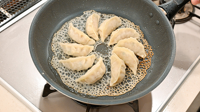 羽根つき餃子の完成