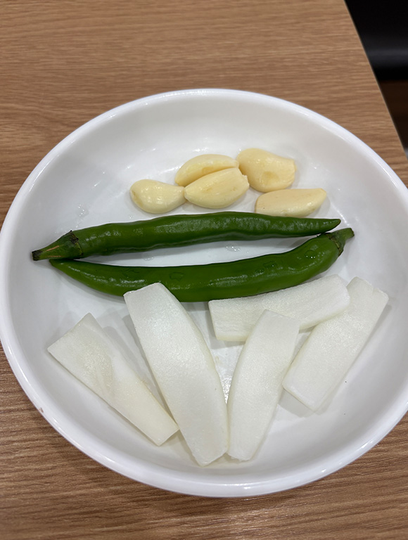 無料のおかずとして頻繁に登場する生の野菜