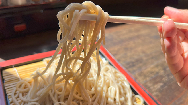 八ヶ岳丸抜きもりそば八ヶ岳丸抜きもりそばは白い見た目が特徴。天ぷらの付いた蔦木宿定食も人気がある