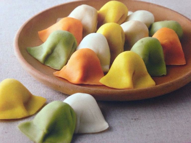 小さくて可愛いカラフル餃子「ひとくち餃子」（写真提供：山田餃子店）