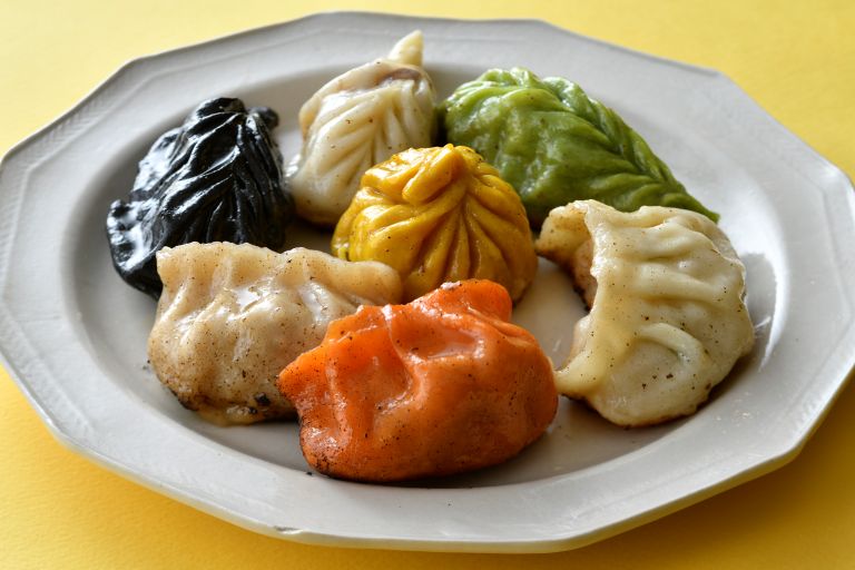 7種の餃子を楽しめる「七福餃子」。中央が黄金餃子、手前から時計回りに、イタリアン餃子、ボタニカル餃子、竹炭餃子、宮牛包、翡翠餃子、寿限無餃子