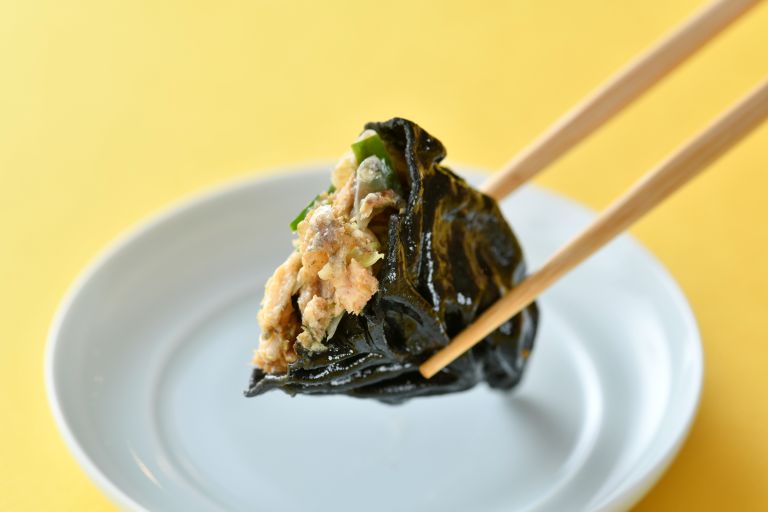 「竹炭餃子」は、筍がたっぷり入った餡を竹炭入りのもっちりとした黒い皮で包む