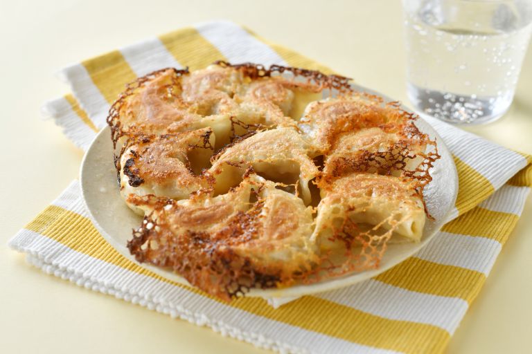 餡にたっぷりチーズを配合した「宝永チーズ餃子」