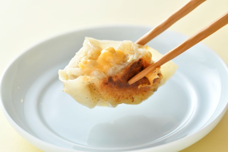 3種のチーズが餡の隅々まで行きわたり、一口食べるとチーズがとろりとあふれ出る