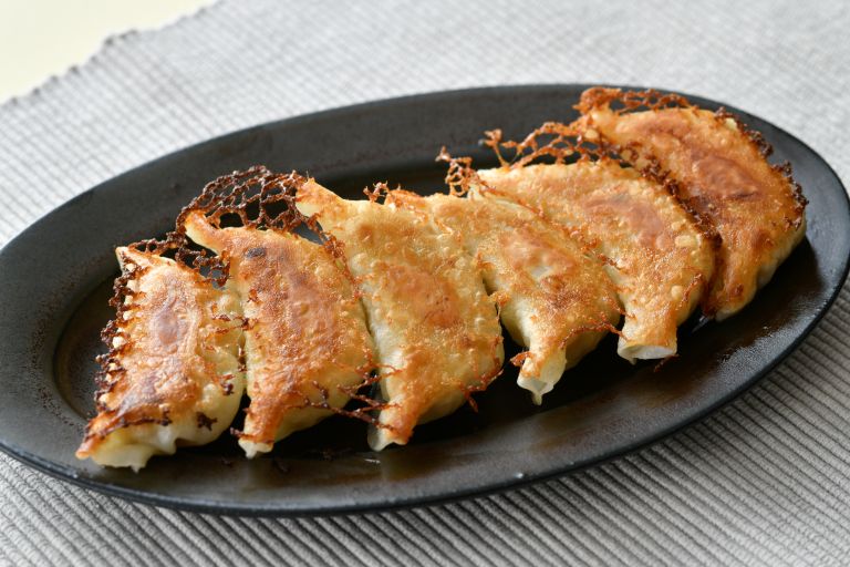 山形県産もち米とチーズが絡み合う「もちチーズ餃子」