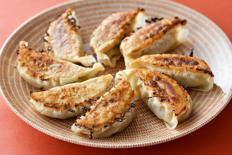 きのこが苦手でもパクパク食べられると評判の「旨みたっぷり きのこの餃子 ～トマト香味ソース味～」